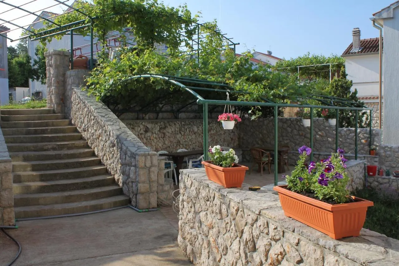 Apartments And Rooms With Parking Space Njivice, Krk - 5458 Gostinjska kuća Njivice