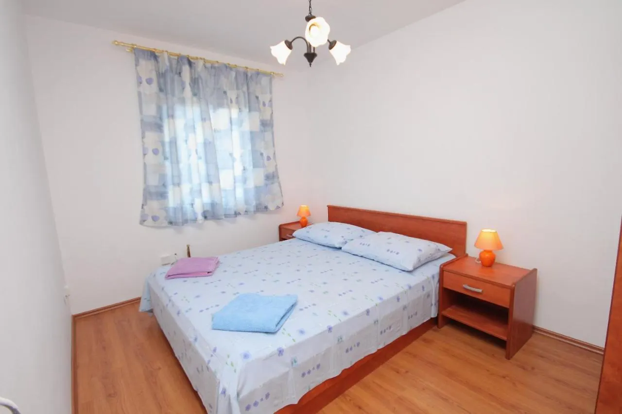 Apartments And Rooms With Parking Space Njivice, Krk - 5458 Gostinjska kuća
