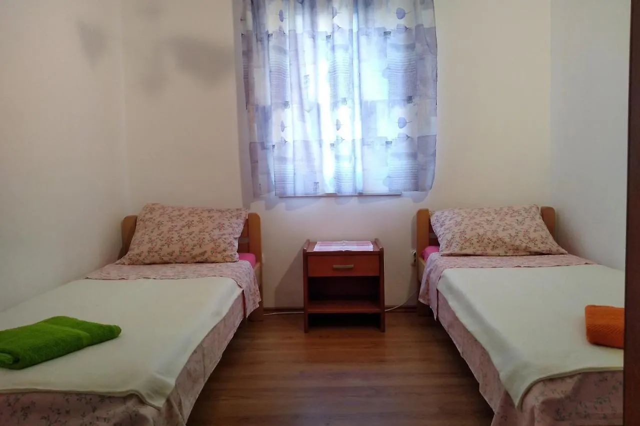 Gostinjska kuća Apartments And Rooms With Parking Space Njivice, Krk - 5458