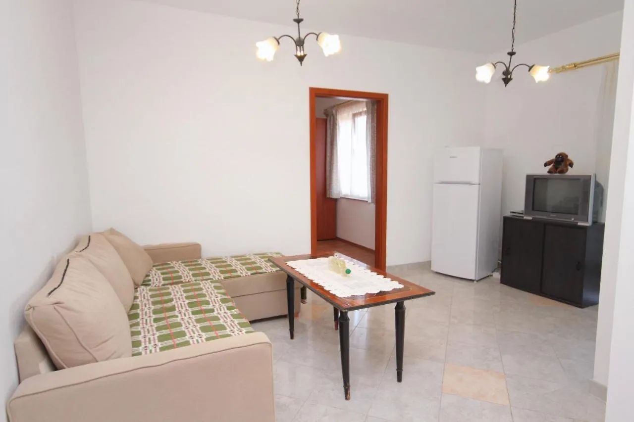 Apartments And Rooms With Parking Space Njivice, Krk - 5458 Gostinjska kuća