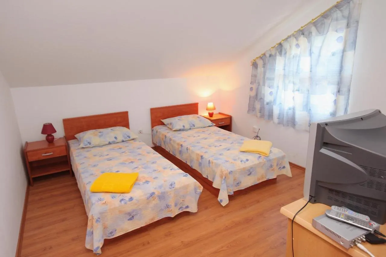 *** بيت ضيافة Apartments And Rooms With Parking Space Njivice, Krk - 5458 كرواتيا