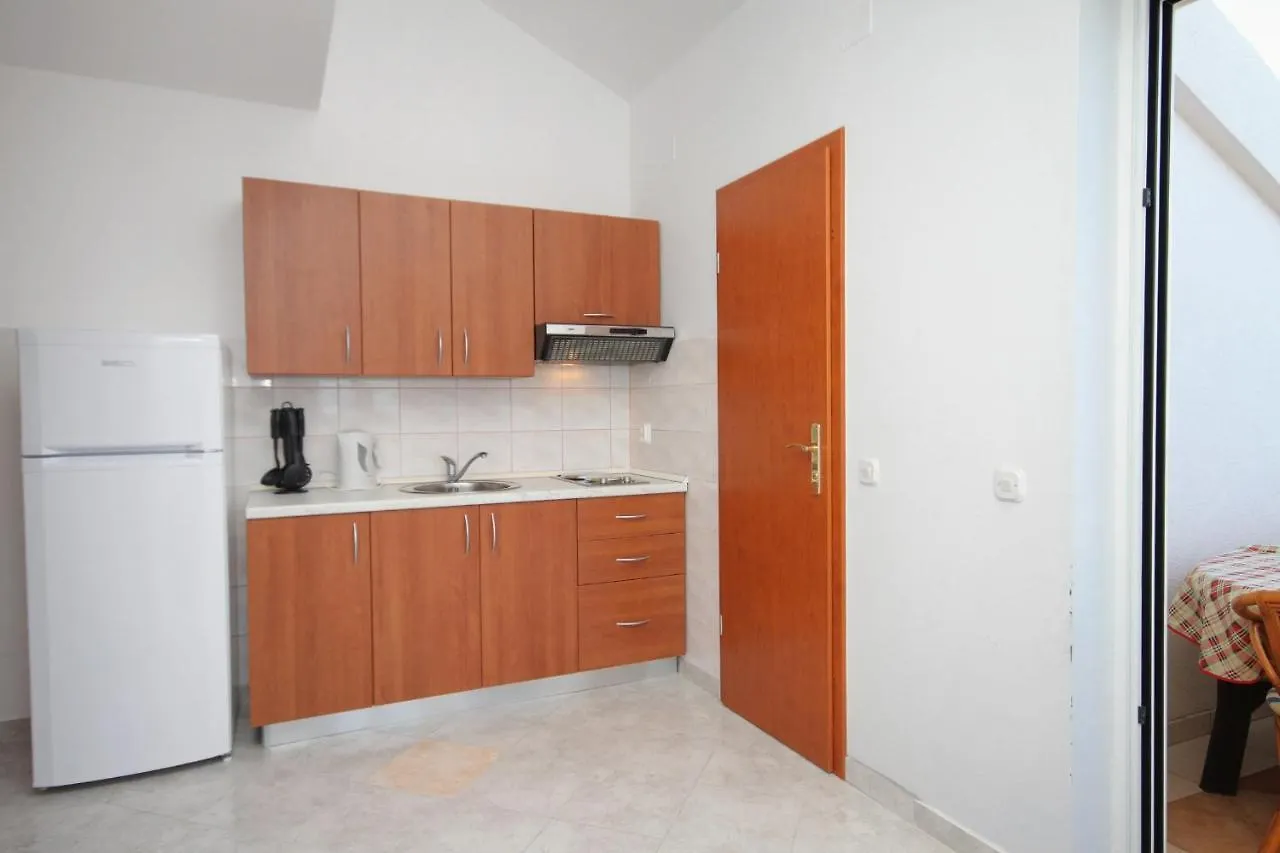 Apartments And Rooms With Parking Space Njivice, Krk - 5458 بيت ضيافة