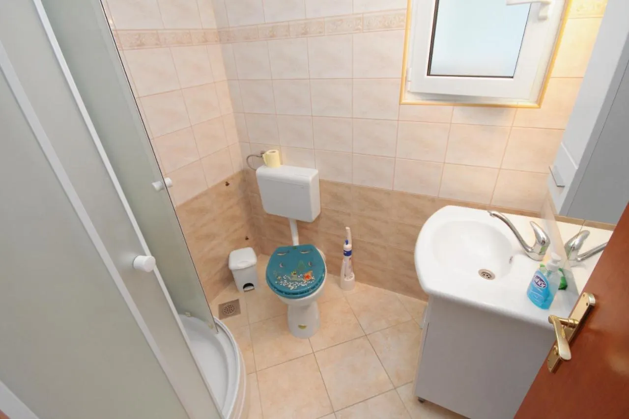 Apartments And Rooms With Parking Space Njivice, Krk - 5458 3*, نجيفيش