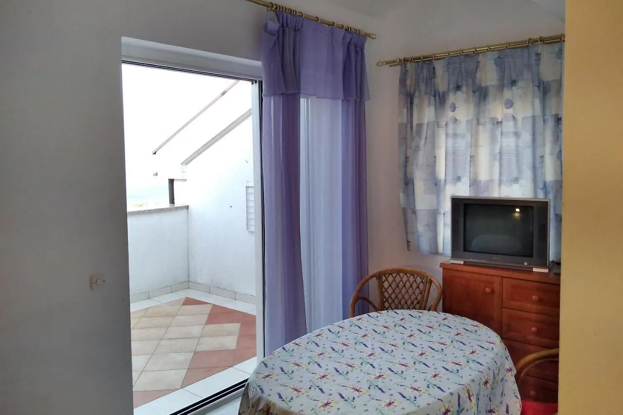 Apartments And Rooms With Parking Space Njivice, Krk - 5458