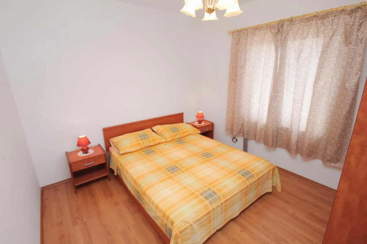 بيت ضيافة Apartments And Rooms With Parking Space Njivice, Krk - 5458