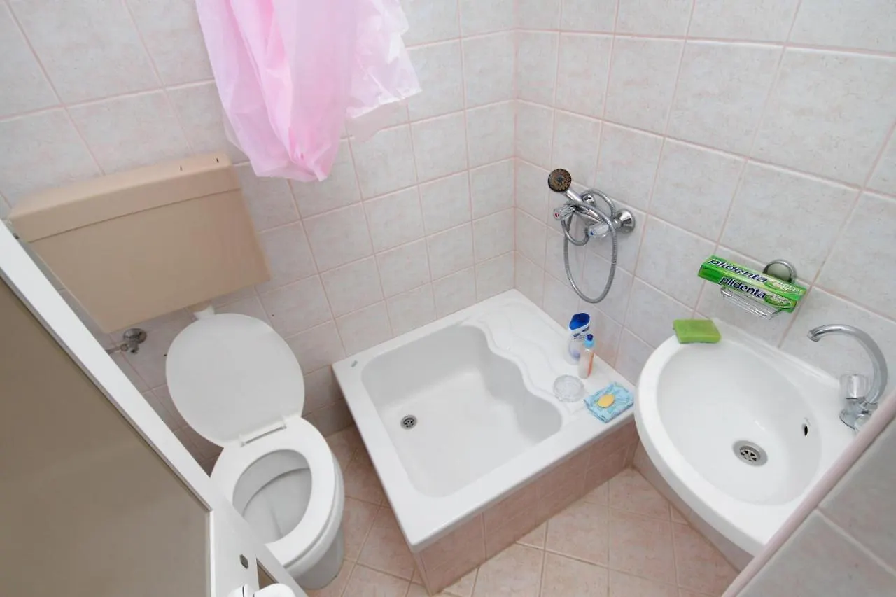 Apartments And Rooms With Parking Space Njivice, Krk - 5458 بيت ضيافة