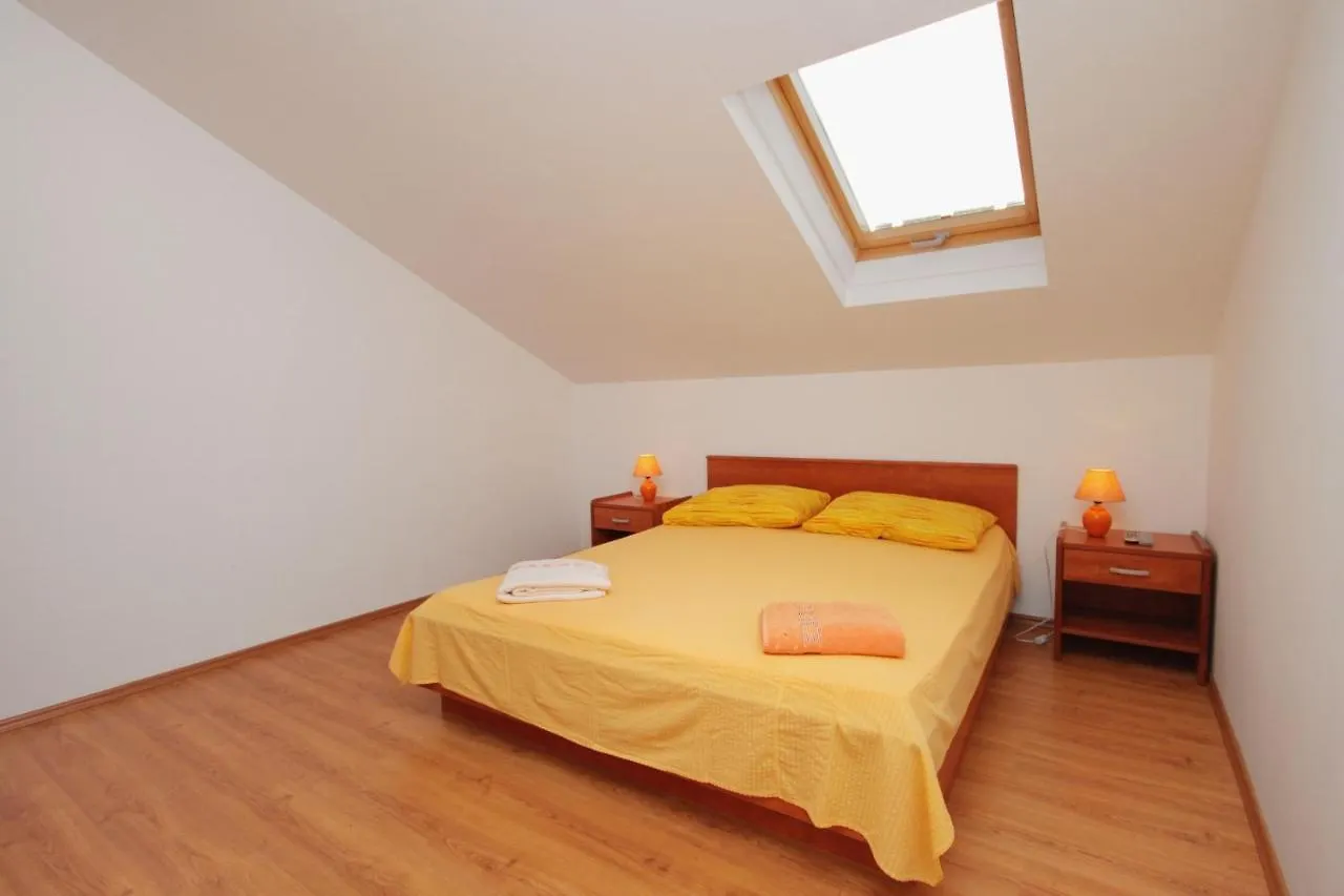 بيت ضيافة Apartments And Rooms With Parking Space Njivice, Krk - 5458