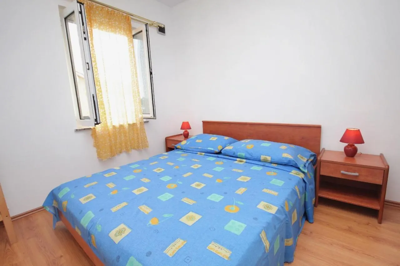 Apartments And Rooms With Parking Space Njivice, Krk - 5458 نجيفيش