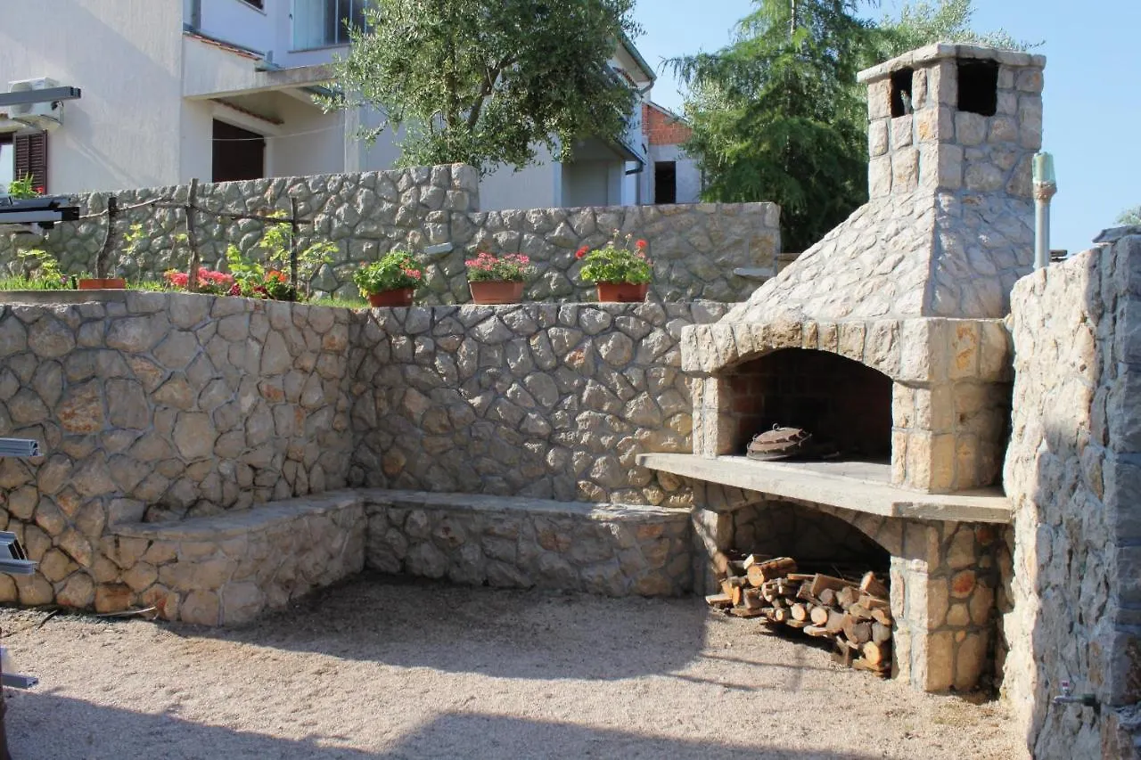 *** بيت ضيافة Apartments And Rooms With Parking Space Njivice, Krk - 5458 كرواتيا